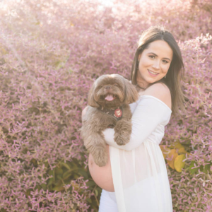 ensaio gestante brasilia com pet cachorro e folhas rosas