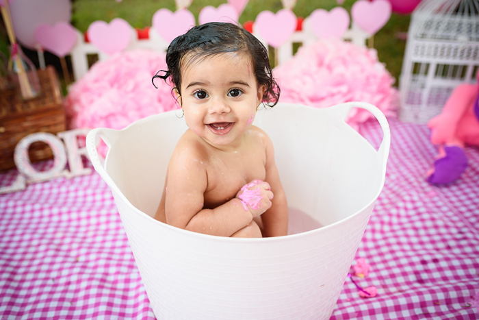 Ensaio fotográfico para bebês de 1 ano. Ensaio com bolo, cenário e banho após o smash