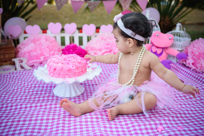 Ensaio fotográfico para bebês de 1 ano. Ensaio com bolo e cenário inclusos