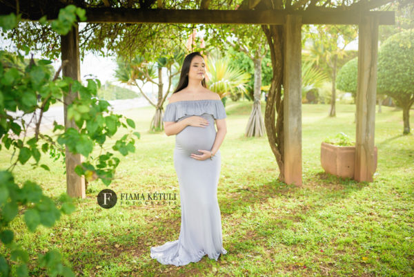 Fotografia para Gestante com Figurino Completo em Brasília com vestido longo cinza