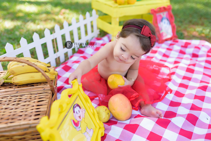 Ensaio com frutas para bebê 1 ano 