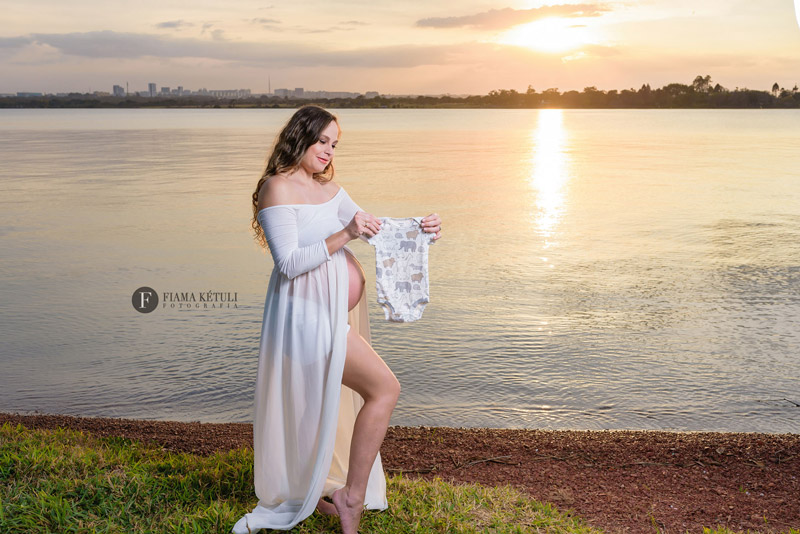 Ensaio de gestante com vestido longo em Brasília