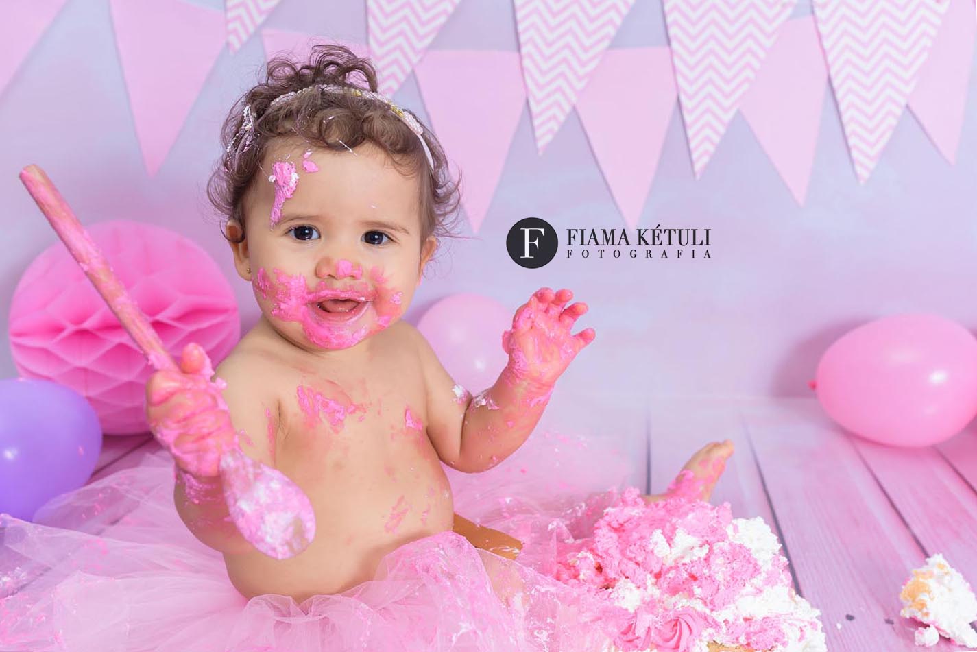 bebe-comendo-bolo-smash-cake-brasilia-fotografo-estudio