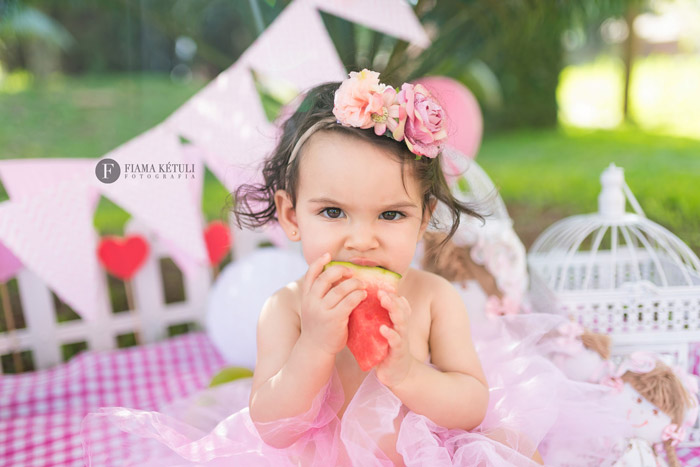 Ensaio de bebe esmagando frutas em Núcleo bandeirante