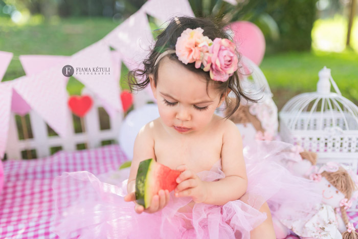 Ensaio profissional em brasília de bebê comendo frutas