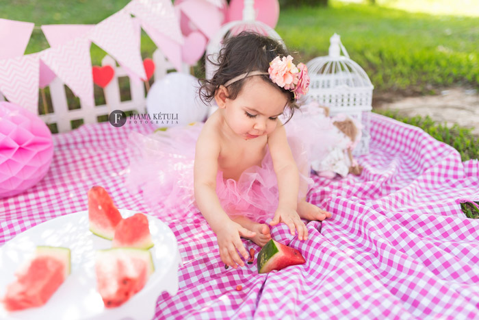 Ensaio de bebê com frutas comemorando 1 ano