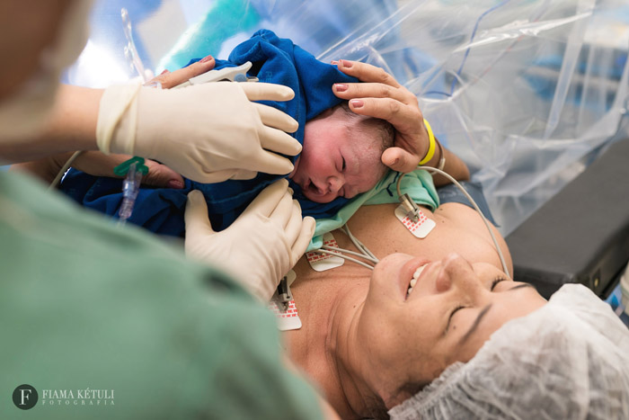 Mãe com o bebê após ele nascer. Tudo registrado pela fotógrafa