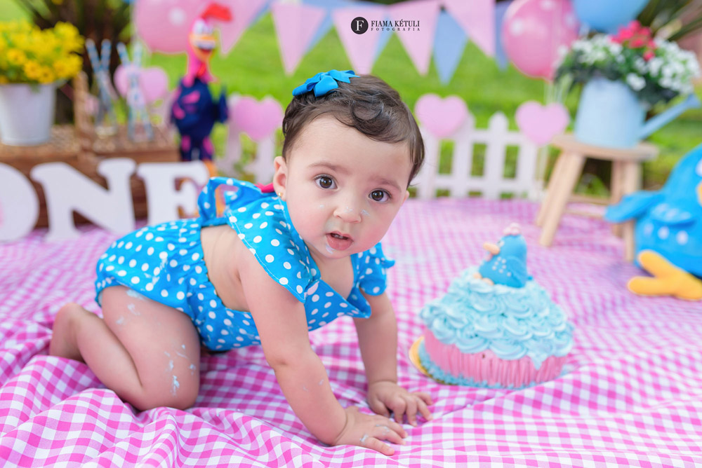 Bebê no cenário da Galinha Pintadinha