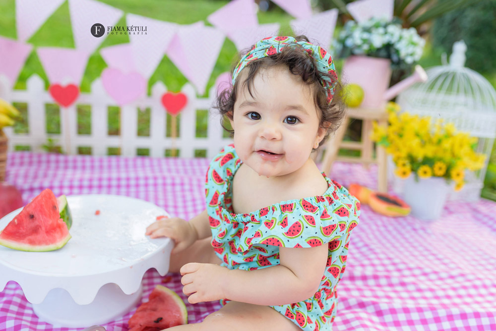 Ensaio de bebê comendo frutinhas