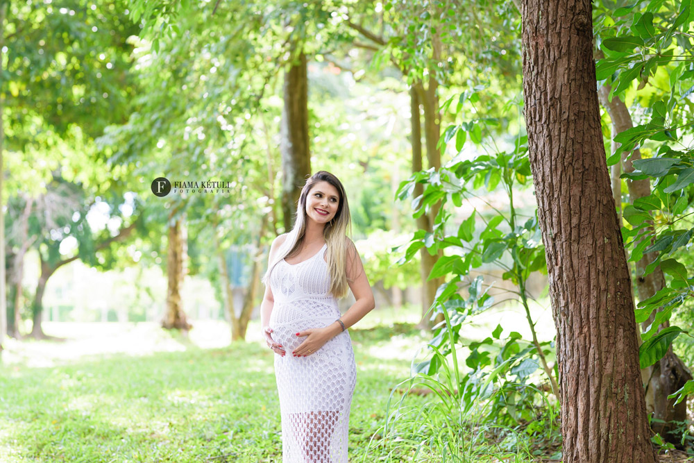 Ensaio de gestante com vestido branco