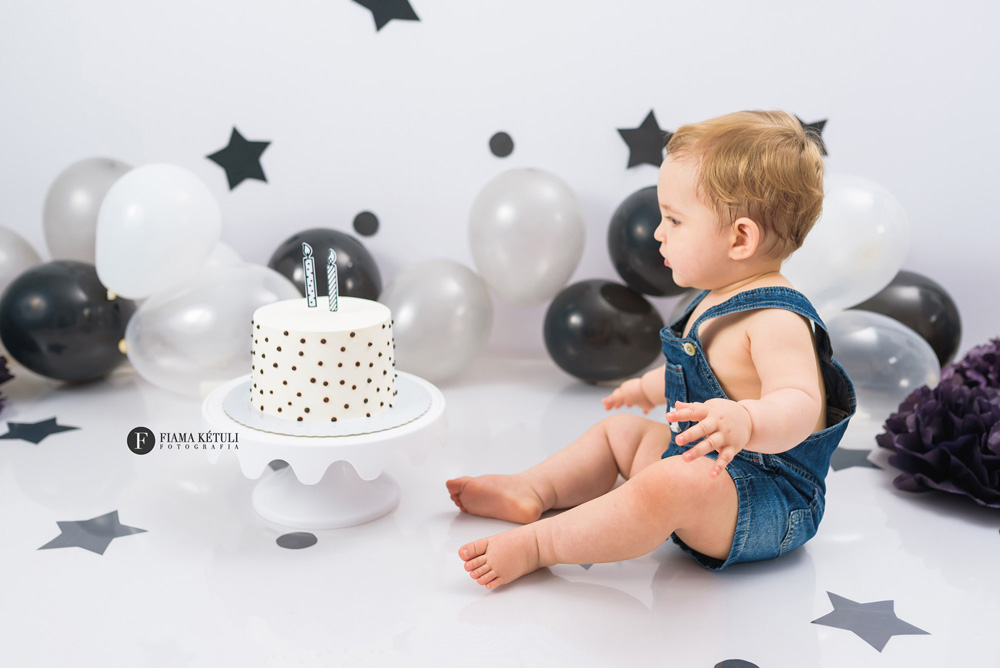 Ensaio de bebê com bolo em Brasilia - Smash the cake para menino com fundo branco e estrelas